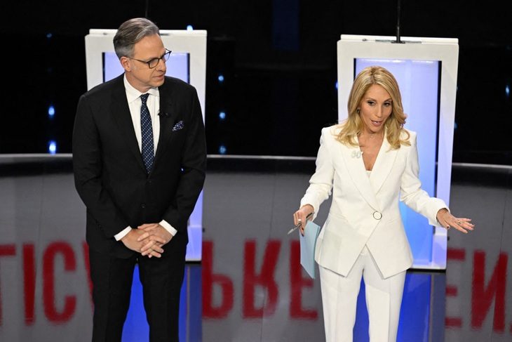 Hai người dẫn chương trình của Đài CNN gồm Dana Bash (phải) và Jake Tapper đảm nhiệm vai trò điều phối màn tranh luận đầu tiên giữa ông Biden và ông Trump - Ảnh: AFP